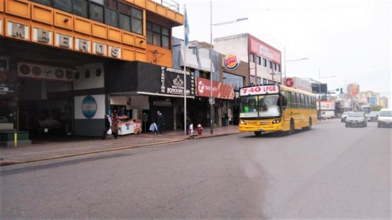 EXCELENTE LOCAL DE 20 M2. CON ENTREPISO