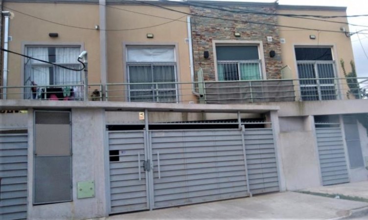 DEPARTAMENTO PLANTA BAJA DE 2 AMBIENTES, CON COCHERA Y FONDO LIBRE.