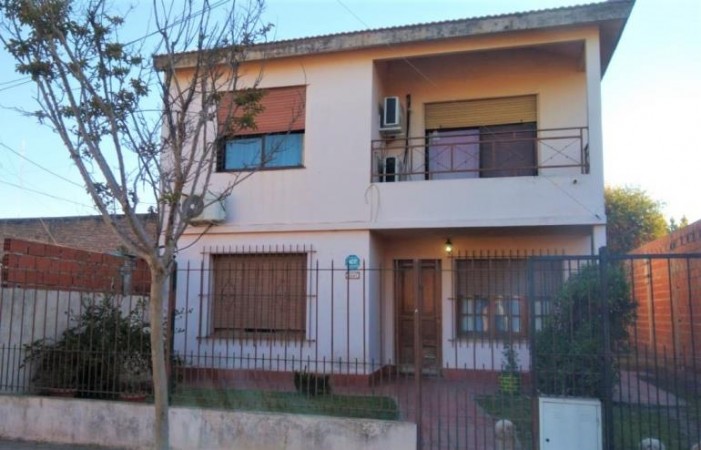 AMPLIO CHALET DE 5 AMBIENTES CON PARQUE.