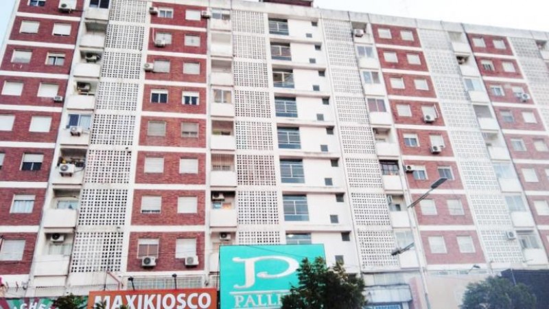 DEPARTAMENTO DE 3 AMBIENTES AMPLIOS AL FRENTE. MUY LUMINOSO.