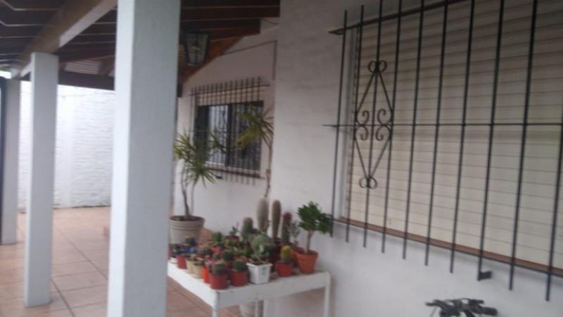 DEPARTAMENTO DE 3 AMBIENTES EN PH CON COCHERA PARA VARIOS VEHICULOS.