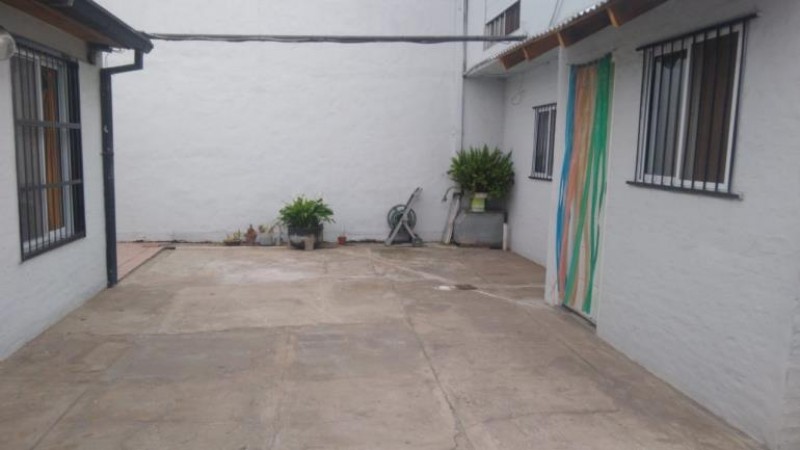DEPARTAMENTO DE 3 AMBIENTES EN PH CON COCHERA PARA VARIOS VEHICULOS.