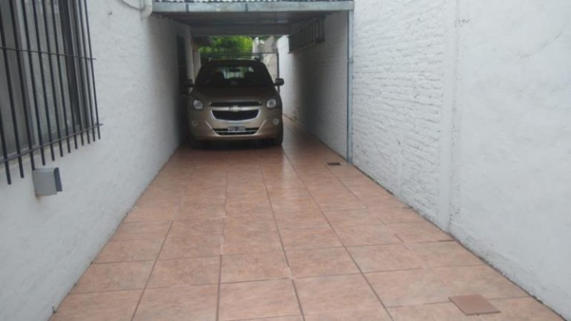 DEPARTAMENTO DE 3 AMBIENTES EN PH CON COCHERA PARA VARIOS VEHICULOS.