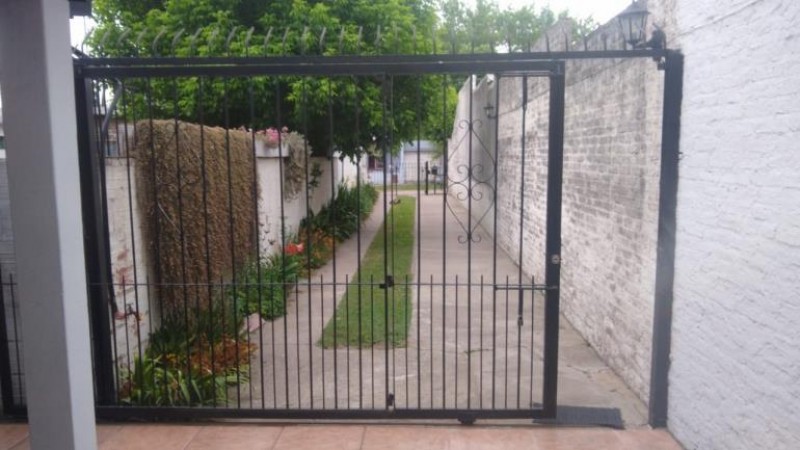 DEPARTAMENTO DE 3 AMBIENTES EN PH CON COCHERA PARA VARIOS VEHICULOS.