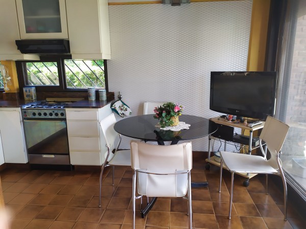 HERMOSO CHALET 5 AMB. PISCINA/PARQUE (BARRIO LOS NOGALES)