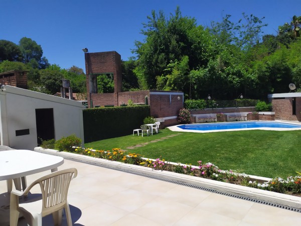 HERMOSO CHALET 5 AMB. PISCINA/PARQUE (BARRIO LOS NOGALES)