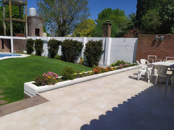 HERMOSO CHALET 5 AMB. PISCINA/PARQUE (BARRIO LOS NOGALES)