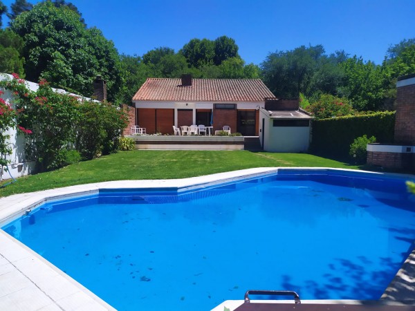 HERMOSO CHALET 5 AMB. PISCINA/PARQUE (BARRIO LOS NOGALES)