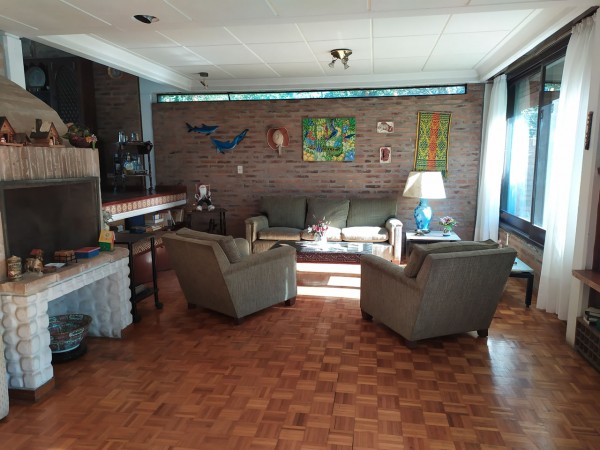 HERMOSO CHALET 5 AMB. PISCINA/PARQUE (BARRIO LOS NOGALES)