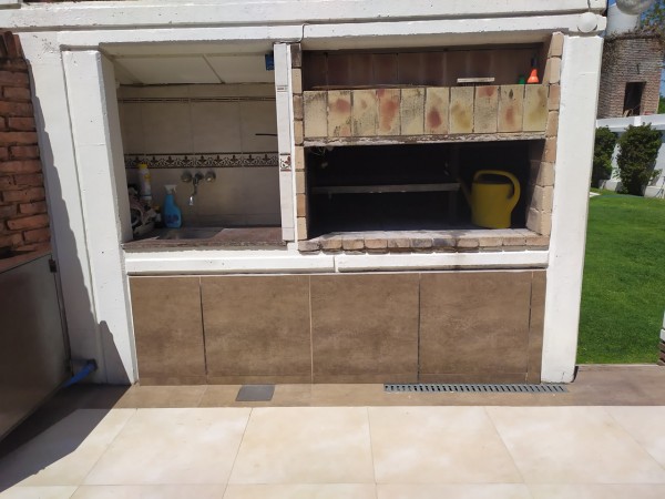 HERMOSO CHALET 5 AMB. PISCINA/PARQUE (BARRIO LOS NOGALES)