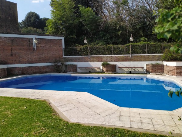 HERMOSO CHALET 5 AMB. PISCINA/PARQUE (BARRIO LOS NOGALES)