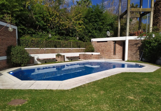 HERMOSO CHALET 5 AMB. PISCINA/PARQUE (BARRIO LOS NOGALES)