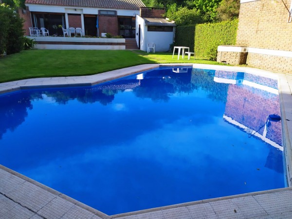 HERMOSO CHALET 5 AMB. PISCINA/PARQUE (BARRIO LOS NOGALES)