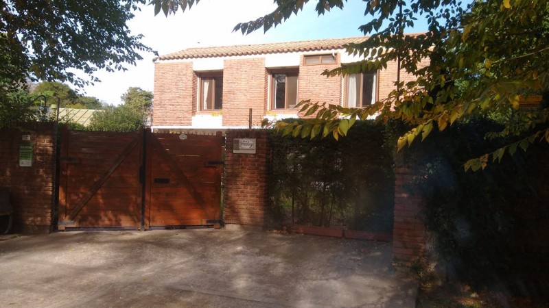 HERMOSO CHALET 5 AMB. PISCINA/PARQUE (BARRIO LOS NOGALES)