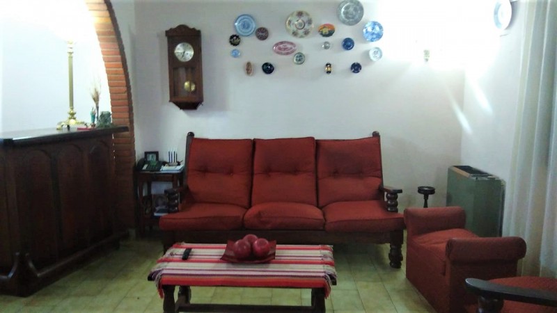 CHALET 5 AMB C/PARQUE Y GARAGE. (LOS POLVORINES)
