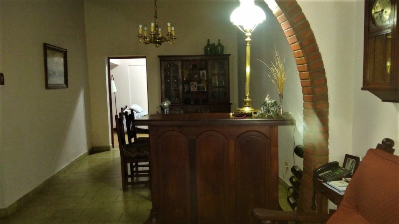 CHALET 5 AMB C/PARQUE Y GARAGE. (LOS POLVORINES)
