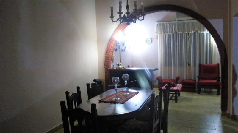 CHALET 5 AMB C/PARQUE Y GARAGE. (LOS POLVORINES)