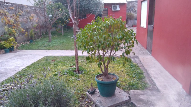 CHALET 5 AMB C/PARQUE Y GARAGE. (LOS POLVORINES)