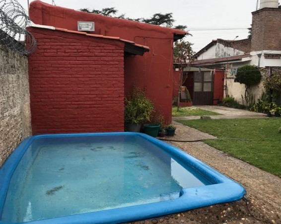 CHALET 5 AMB C/PARQUE Y GARAGE. (LOS POLVORINES)