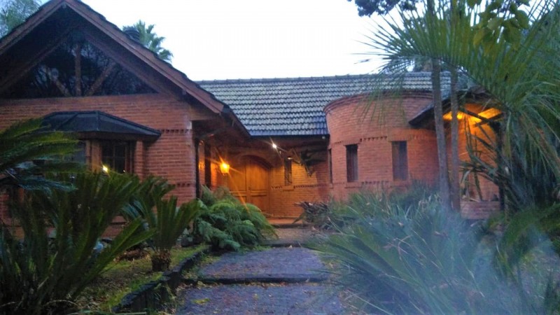 CASA QUINTA 5 AMB.(BARRIO LOS NOGALES) LOTE 1.500 M2