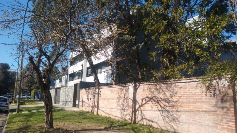 COMPLEJO CERRADO DEPTO. 3 AMB. C/COCHERA Y TERRAZA