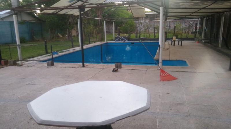 IMPORTANTE CHALET 4 AMB. 2.800 M2.C/ PARQUE/ QUINCHO/ PISCINA