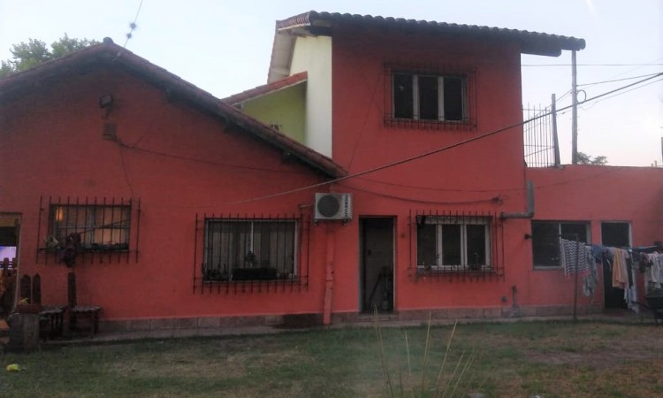 IMPORTANTE CHALET 4 AMB. 2.800 M2.C/ PARQUE/ QUINCHO/ PISCINA