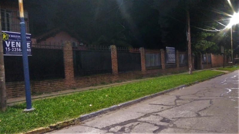 IMPORTANTE CHALET 4 AMB. 2.800 M2.C/ PARQUE/ QUINCHO/ PISCINA