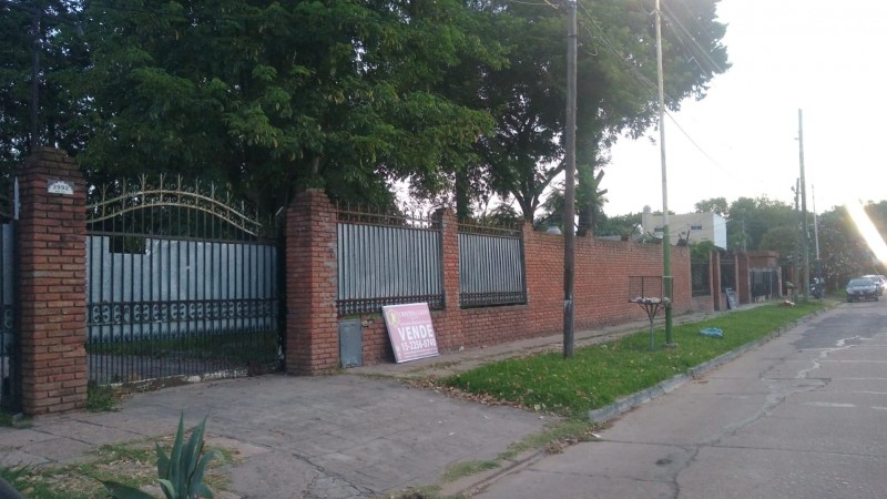 IMPORTANTE CHALET 4 AMB. 2.800 M2.C/ PARQUE/ QUINCHO/ PISCINA