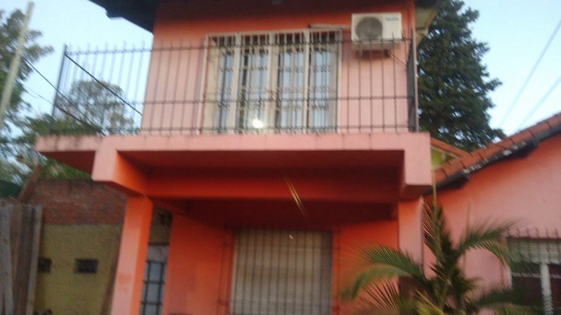 IMPORTANTE CHALET 4 AMB. 2.800 M2.C/ PARQUE/ QUINCHO/ PISCINA