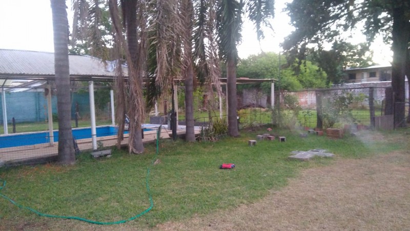 IMPORTANTE CHALET 4 AMB. 2.800 M2.C/ PARQUE/ QUINCHO/ PISCINA