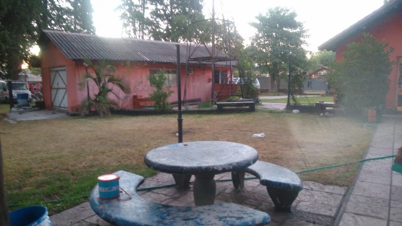IMPORTANTE CHALET 4 AMB. 2.800 M2.C/ PARQUE/ QUINCHO/ PISCINA