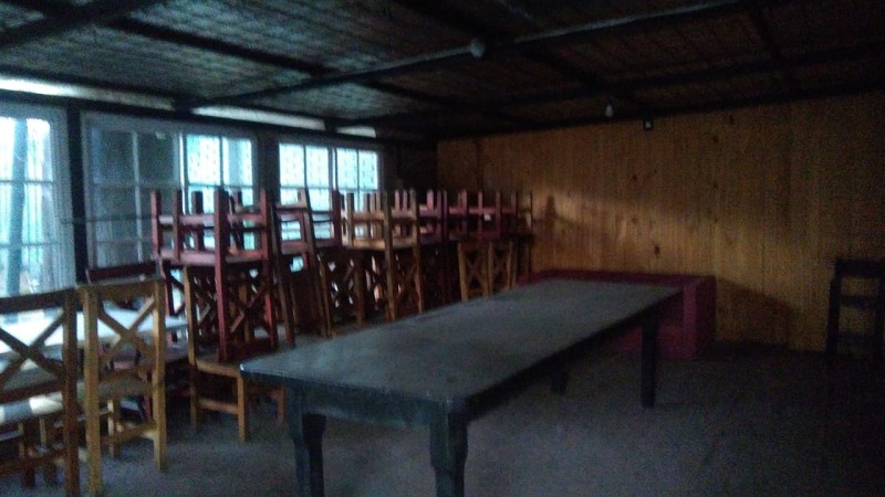 IMPORTANTE CHALET 4 AMB. 2.800 M2.C/ PARQUE/ QUINCHO/ PISCINA