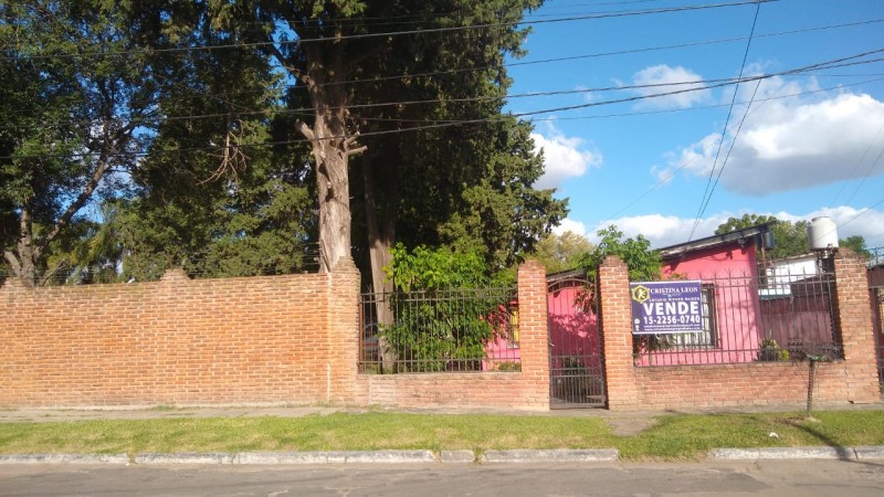 OPORTUNIDAD CHALET SOBRE LOTE 611 M2.