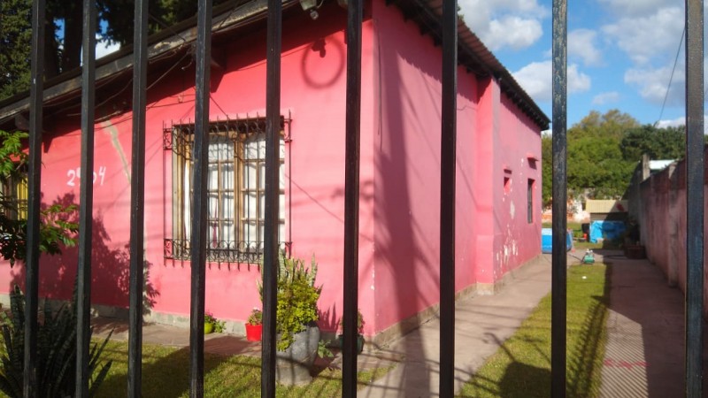 OPORTUNIDAD CHALET SOBRE LOTE 611 M2.