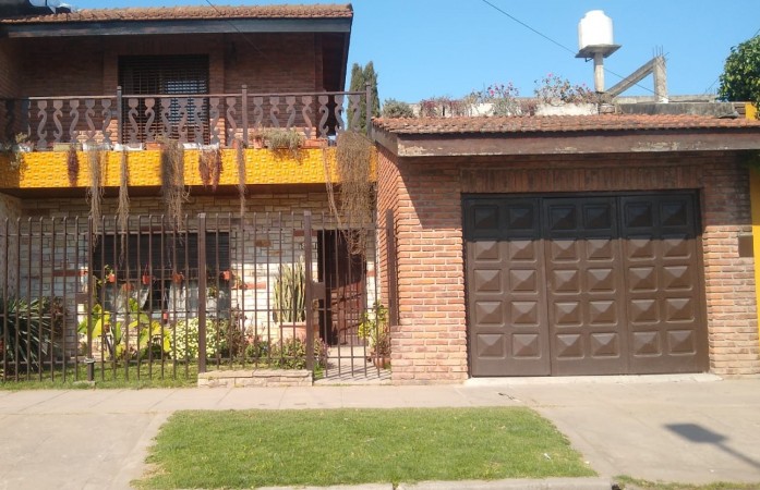 OPORTUNIDAD !! PROPIEDAD 2 PLANTAS/ 5 AMB. GARAGE/ TERRAZA/ PARQUE
