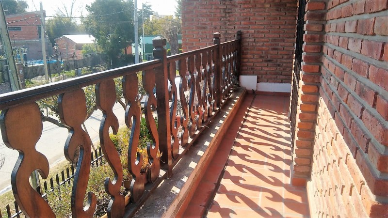 OPORTUNIDAD !! PROPIEDAD 2 PLANTAS/ 5 AMB. GARAGE/ TERRAZA/ PARQUE