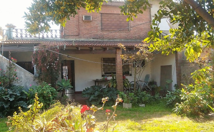 OPORTUNIDAD !! PROPIEDAD 2 PLANTAS/ 5 AMB. GARAGE/ TERRAZA/ PARQUE