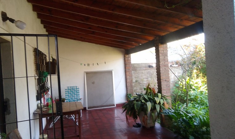 OPORTUNIDAD !! PROPIEDAD 2 PLANTAS/ 5 AMB. GARAGE/ TERRAZA/ PARQUE
