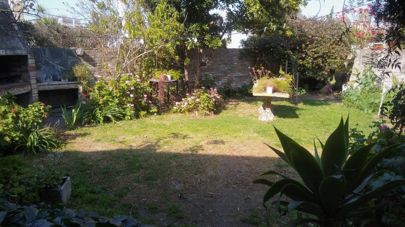 OPORTUNIDAD !! PROPIEDAD 2 PLANTAS/ 5 AMB. GARAGE/ TERRAZA/ PARQUE