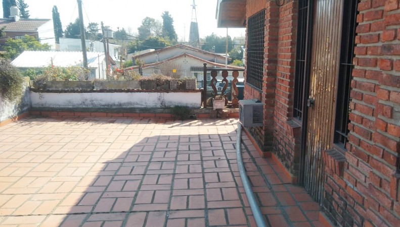 OPORTUNIDAD !! PROPIEDAD 2 PLANTAS/ 5 AMB. GARAGE/ TERRAZA/ PARQUE