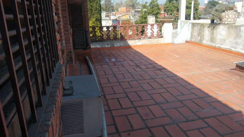 OPORTUNIDAD !! PROPIEDAD 2 PLANTAS/ 5 AMB. GARAGE/ TERRAZA/ PARQUE