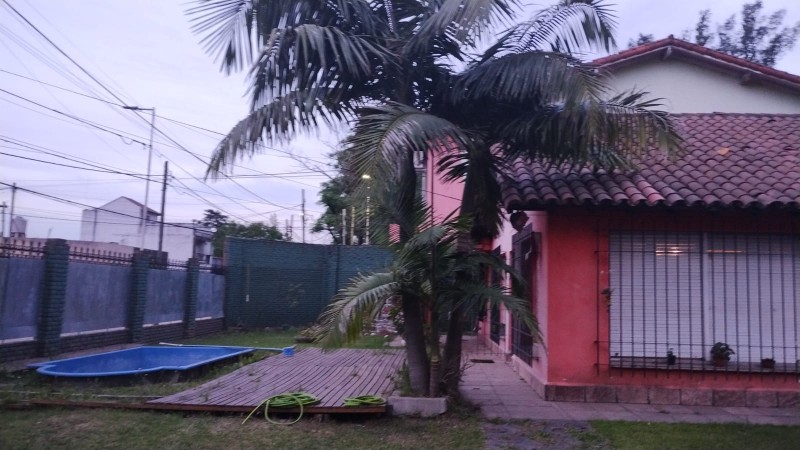 IMPORTANTE CHALET 4 AMB. 2.800 M2.C/ PARQUE/ QUINCHO/ PISCINA