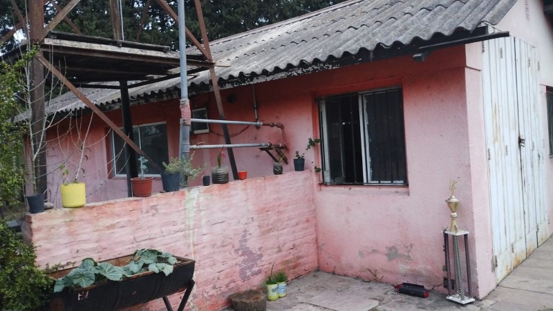 IMPORTANTE CHALET 4 AMB. 2.800 M2.C/ PARQUE/ QUINCHO/ PISCINA