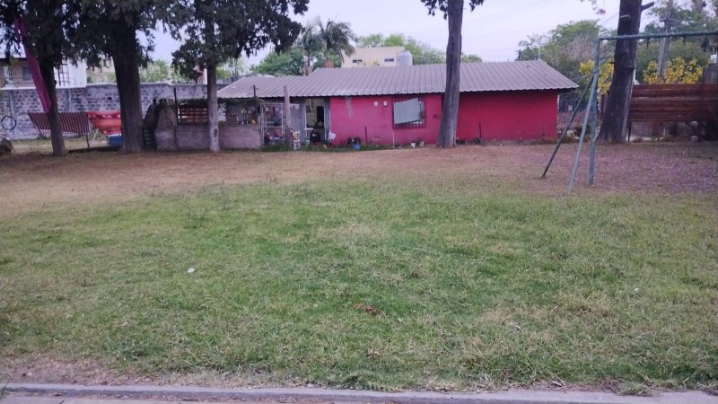 IMPORTANTE CHALET 4 AMB. 2.800 M2.C/ PARQUE/ QUINCHO/ PISCINA