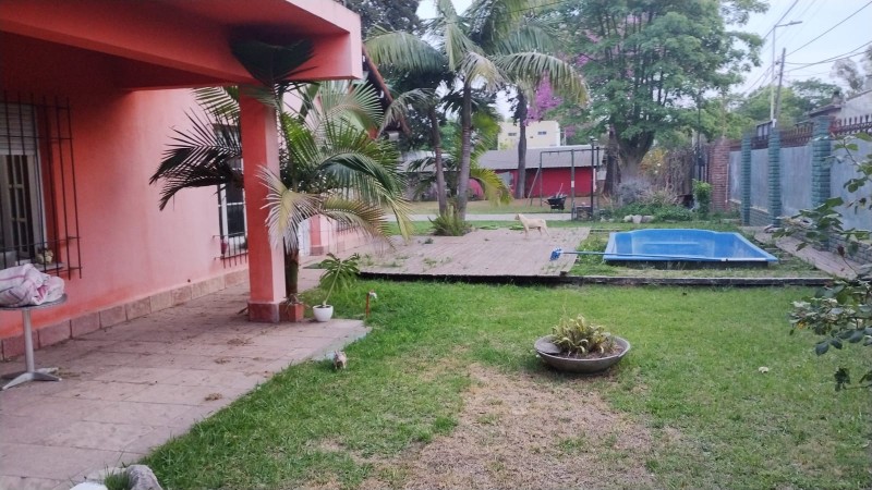 IMPORTANTE CHALET 4 AMB. 2.800 M2.C/ PARQUE/ QUINCHO/ PISCINA