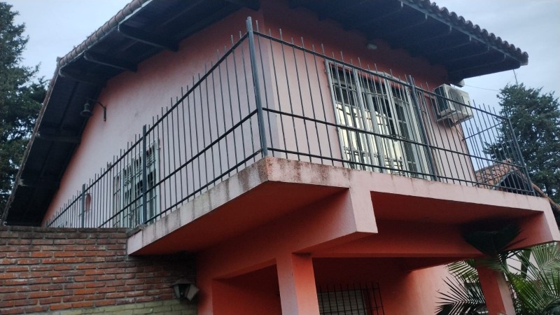 IMPORTANTE CHALET 4 AMB. 2.800 M2.C/ PARQUE/ QUINCHO/ PISCINA