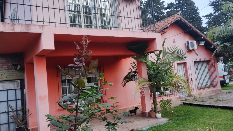 IMPORTANTE CHALET 4 AMB. 2.800 M2.C/ PARQUE/ QUINCHO/ PISCINA