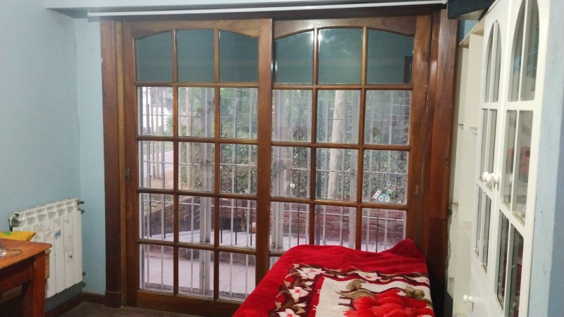 IMPORTANTE CHALET 4 AMB. 2.800 M2.C/ PARQUE/ QUINCHO/ PISCINA