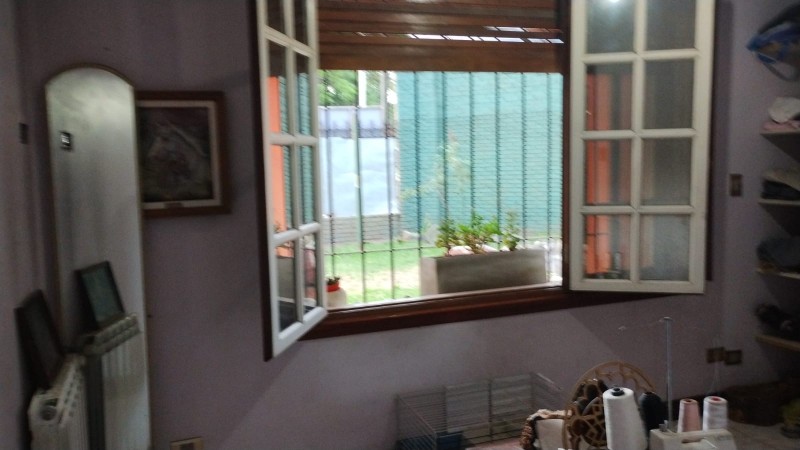 IMPORTANTE CHALET 4 AMB. 2.800 M2.C/ PARQUE/ QUINCHO/ PISCINA